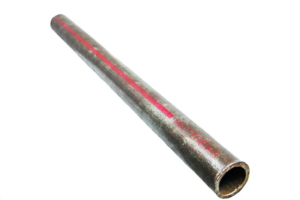 Röd längsgående markering på stålrör